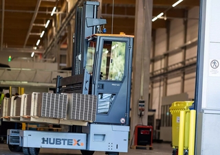 Вилкові навантажувачі з бічним завантажувачем Електричні бічні завантажувачі Hubtex Phoenix
