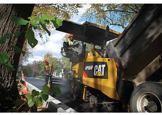 Гусеничні асфальтоукладачі Caterpillar AP555F