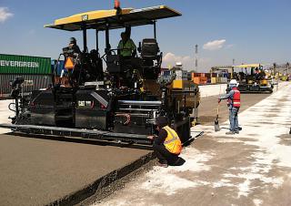 Гусеничні асфальтоукладачі Caterpillar AP655F
