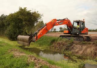 Гусеничні екскаватори Doosan DX 140 LC