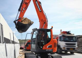 Гусеничні екскаватори Doosan DX140LCR-3