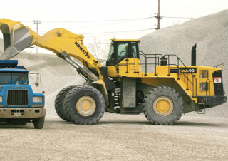 Колісні навантажувачі Komatsu WA600-6