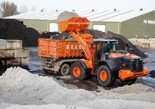 Колісні навантажувачі Hitachi ZW220-6