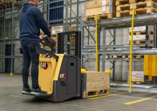 Палетні візки Палетні візки Stand Up Rider Platform Caterpillar NPV20N3D