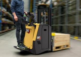 Палетні візки Палетні візки Stand Up Rider Platform Caterpillar NPV20N3D