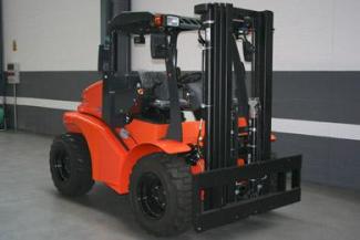 Позашляхові навантажувачі Mast Explorer H 25 DA
