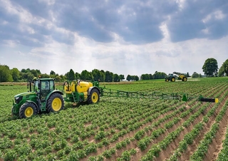 Причіпні польові обприскувачі John Deere R740i