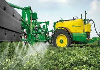 Причіпні польові обприскувачі John Deere R740i
