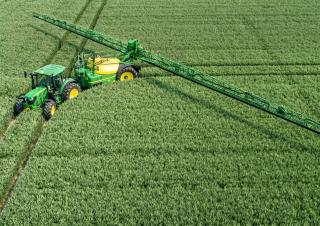 Причіпні польові обприскувачі John Deere R975i