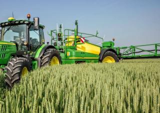 Причіпні польові обприскувачі John Deere R975i