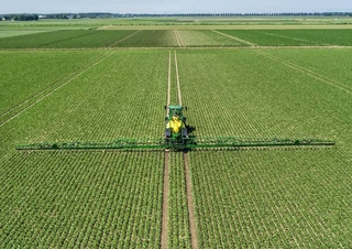Причіпні польові обприскувачі John Deere R975i