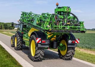 Причіпні польові обприскувачі John Deere R975i