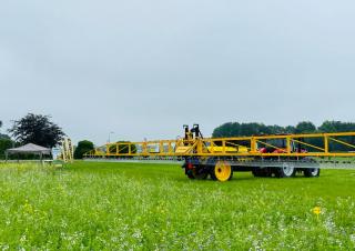 Причіпні польові обприскувачі Dubex Vector