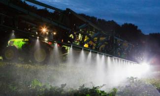 Причіпні польові обприскувачі John Deere R 952 i