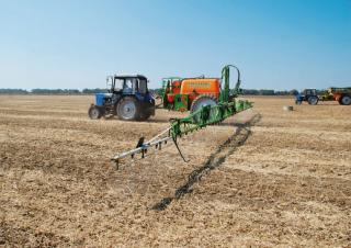 Причіпні польові обприскувачі Amazone UG 3000 Special (15) 