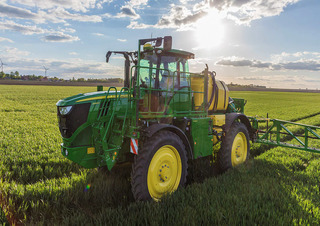 Самохідні польові обприскувачі John Deere R4140i