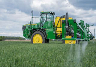 Самохідні польові обприскувачі John Deere R4140i