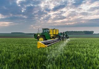 Самохідні польові обприскувачі John Deere R4050i