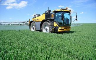 Самохідні польові обприскувачі Challenger RoGator 645