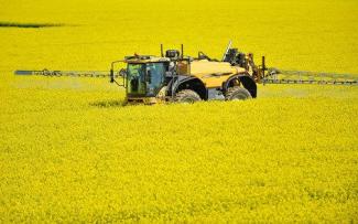 Самохідні польові обприскувачі Challenger RoGator 645