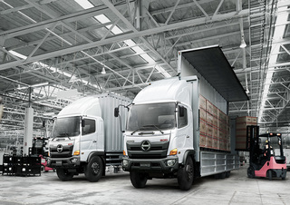 Вантажівки стійке шасі Hino 500 GT 1322 4x4