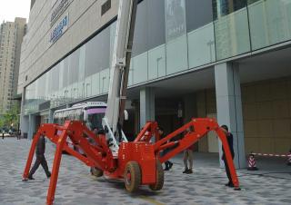 Телескопічні підйомники Гусеничні телескопічні підйомники Easy Lift R360HY