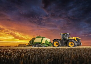 Трактори 4WD JCB Fastrac 8330