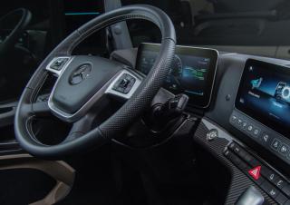 Вантажівки Тягачі Mercedes-Benz Actros 1824 LS 4x2