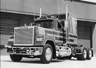 Вантажівки Тягачі Mack SuperLiner RWS712L CA494 ETAZ673A 4x2