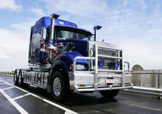 Вантажівки Тягачі Mack TITAN 64