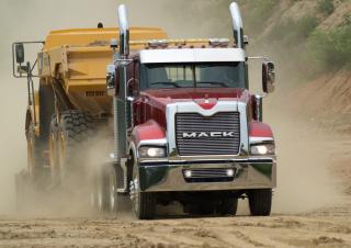 Вантажівки Тягачі Mack TITAN 64