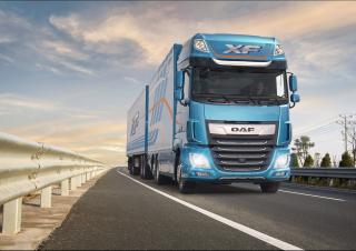 Вантажівки Тягачі DAF XF 450 FT Low Deck