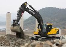 Гусеничні екскаватори Volvo EC240CLR
