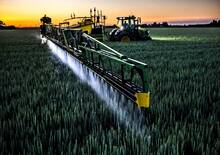 Причіпні польові обприскувачі John Deere R975i