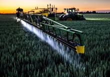 Причіпні польові обприскувачі John Deere R975i