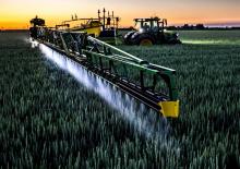 Причіпні польові обприскувачі John Deere R975i