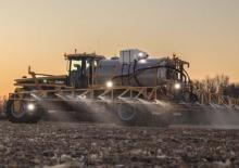 Самохідні польові обприскувачі Challenger TG8400C