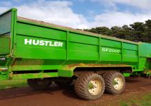 Спрощені причепи для силосу Hustler SF2000